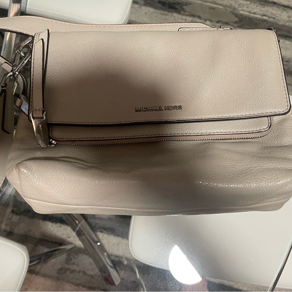 Michael Kors grey/taupe bag. Multiple inside pockets. No marks or flaws. - Picture 4 of 15